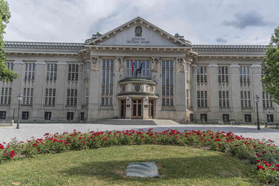 Croacia - Zagreb 44 - palacio de los Archivos Estatales Croatas.jpg